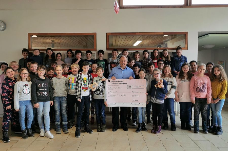 4a und 4b spenden den Erlös der Tombola an Anna e.V.
