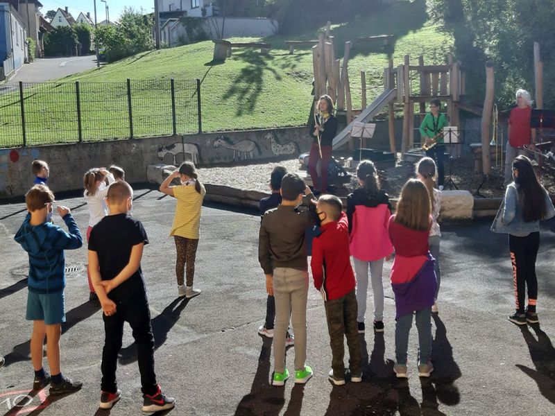 Bläserklassenlehrer zu Besuch bei den Klassen 2a/2b