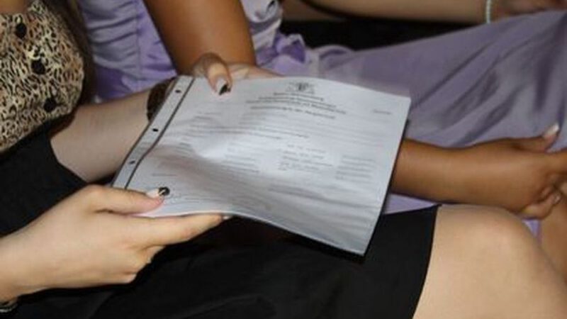 Zwei Schulklassen erhalten ihre Abschlusszeugnisse 2025