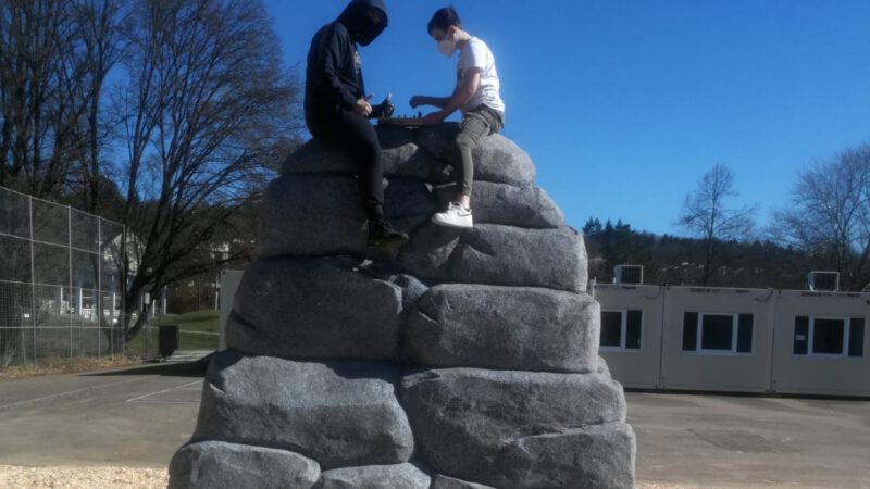 Schach spielen hoch oben auf dem Kletterfelsen