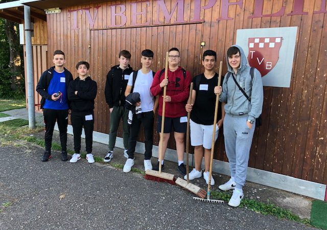 Achtklässler als Helfer bei den Bundesjugendspielen in Bempflingen