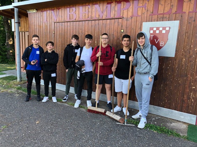 Achtklässler als Helfer bei den Bundesjugendspielen in Bempflingen