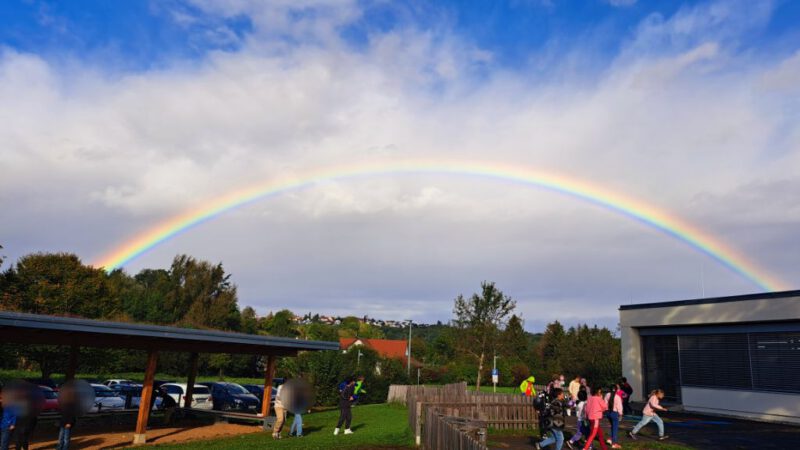Große Pause mit Regenbogen