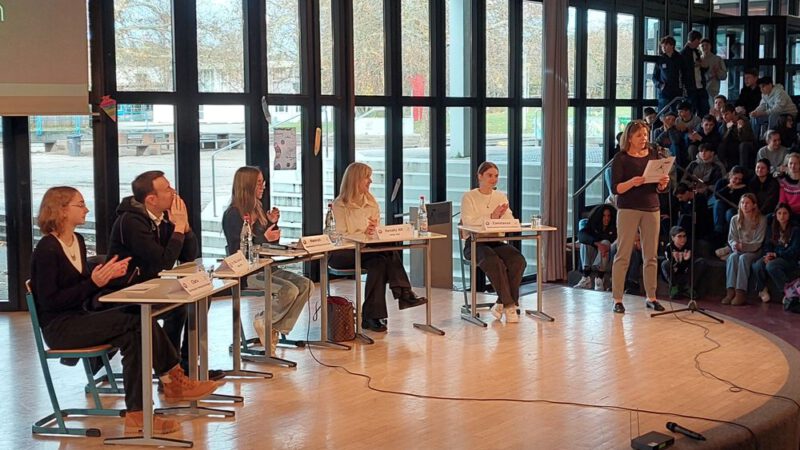 Klassen 9 und 10 bei der Podiumsdiskussion im Gymnasium