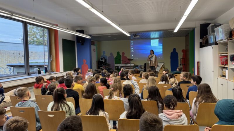 Lesung mit Uta Reichardt – „Verflixt und zugemäht!“ begeistert die Drittklässler